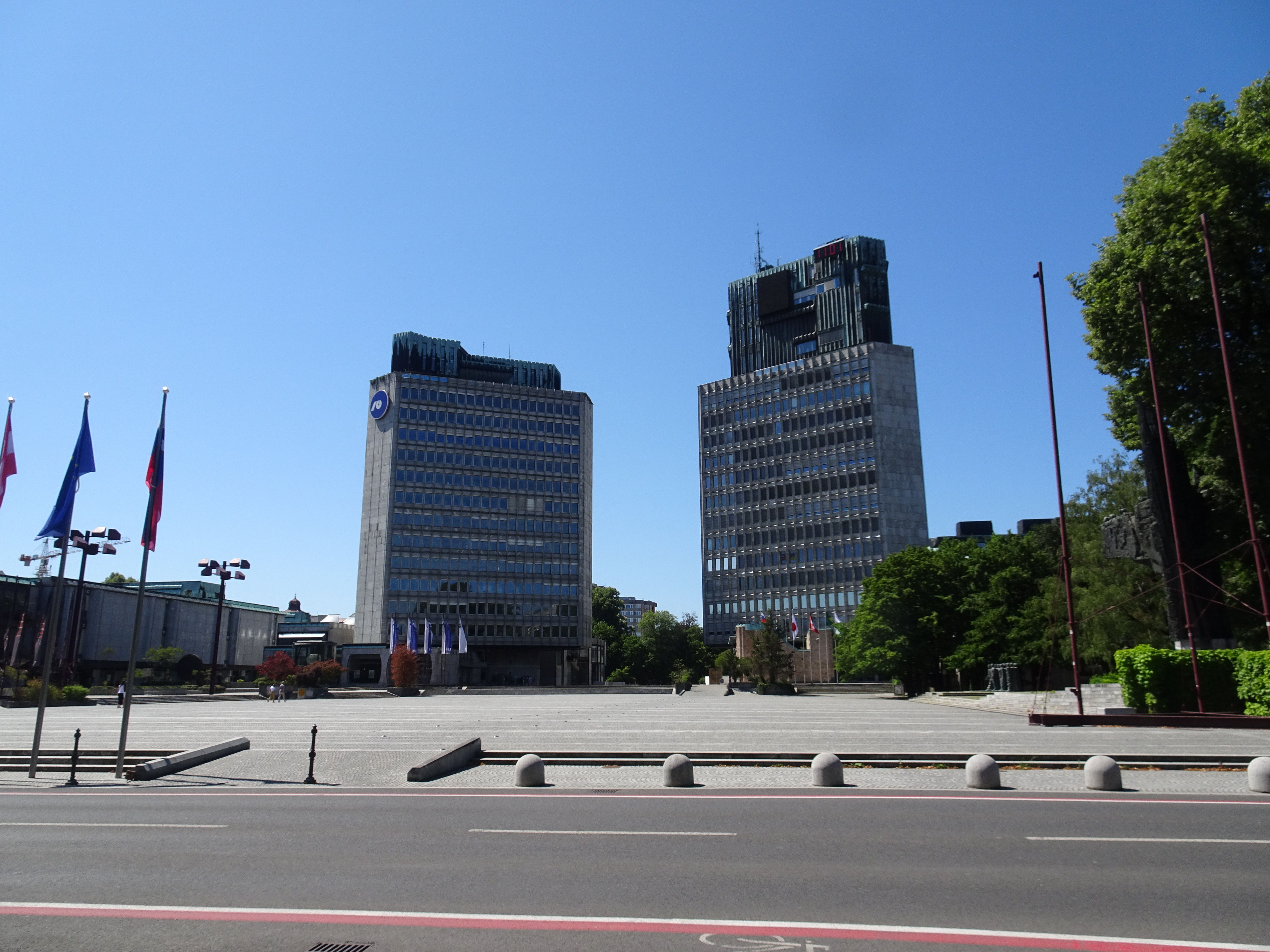 Trg republike v Ljubljani s stolpnicama TR2 in TR3, v katerih je Maxi Market